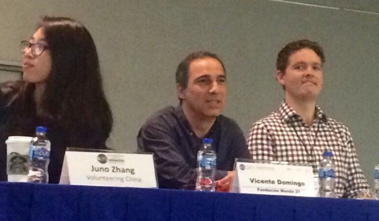 Vicente Domingo (segundo por la izquierda) en una mesa redonda en la que participó en nombre de Mundo 21, Fundación de la que es patrono