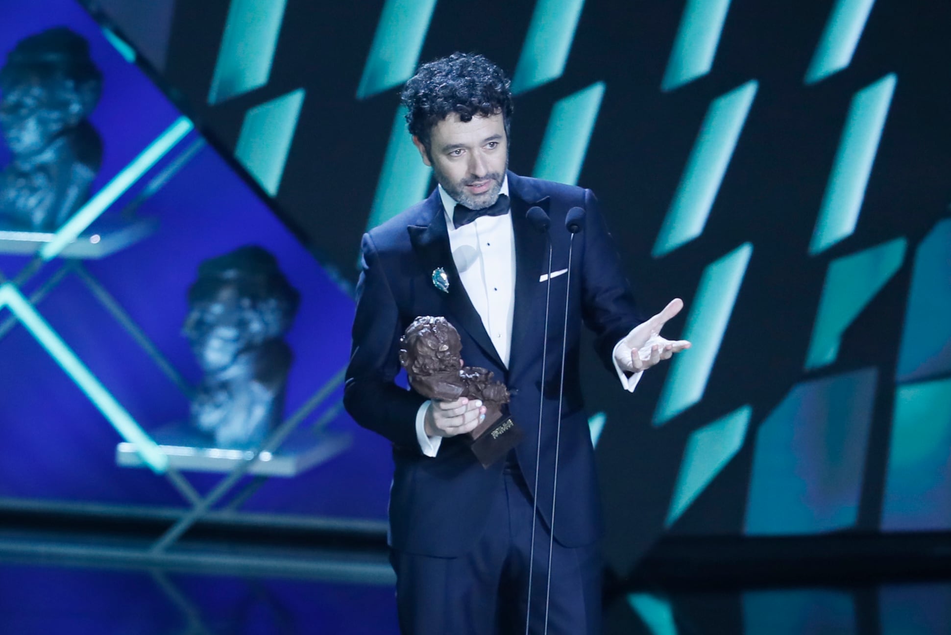 Rodrigo Sorogoyen recibe uno de los Premios Goya por As Bestas