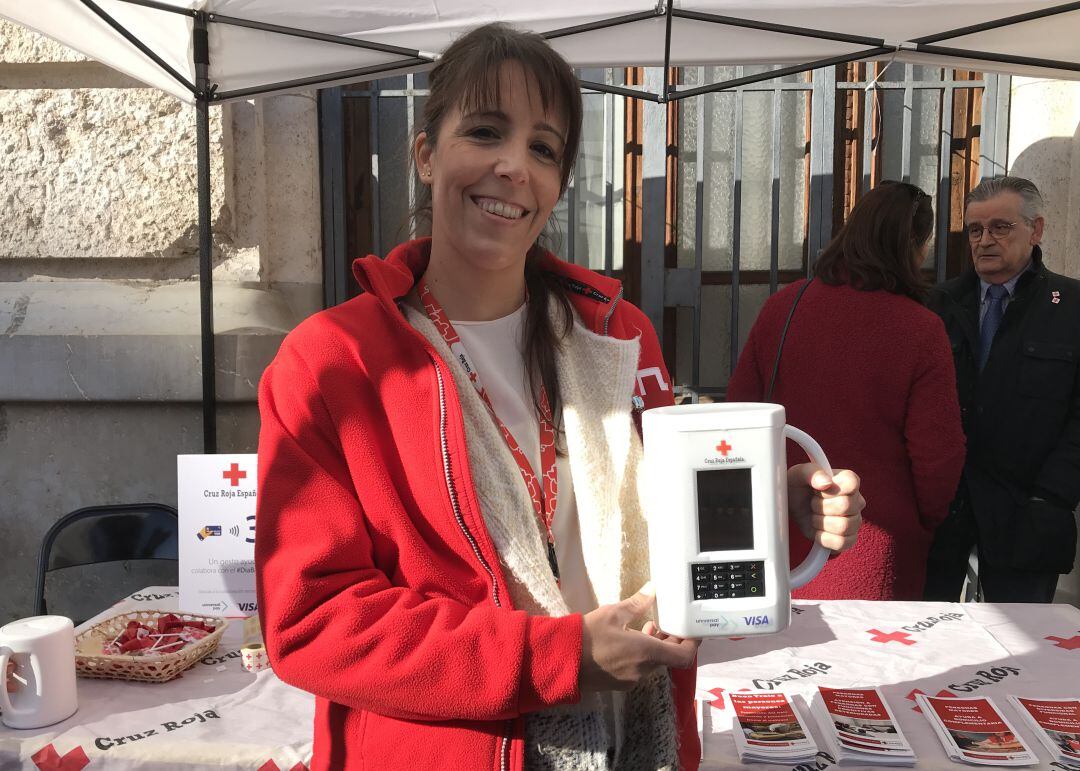 Cruz Roja celebra el Día de la Banderita con huchas electrónicas con las que se puede donar con tarjeta o móvil
