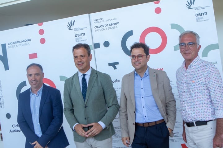 El consejero en funciones de Presidencia, Turismo, Cultura, Juventud, Deportes y Portavocía, Marcos Ortuño, junto con el director del ICA, Manuel Cebrián (2d), el gerente de la OSRM, Carlos Blázquez (1i), y el director del Auditorio Víctor Villegas, Antonio Contreras (1d)