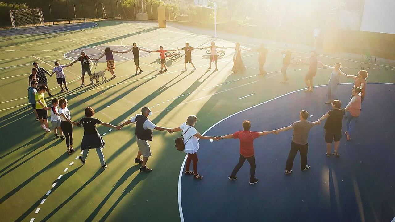 Vecinos de Monachil (Granada) celebran la instalación de la primera Comunidad Energética en el Polideportivo Miraflores