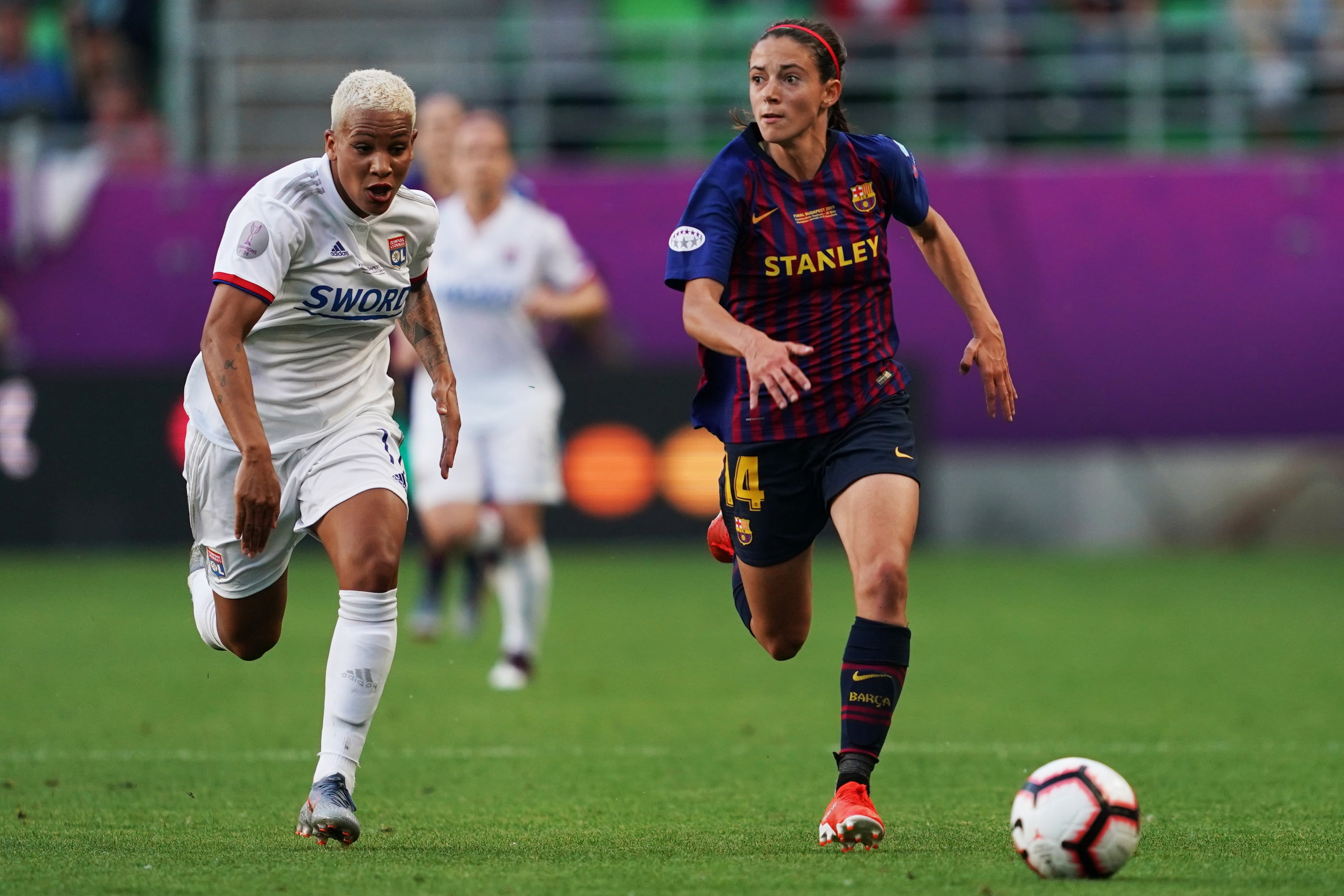 Aitana conduce el balón durante la final de Champions de 2019 ante el Lyon.