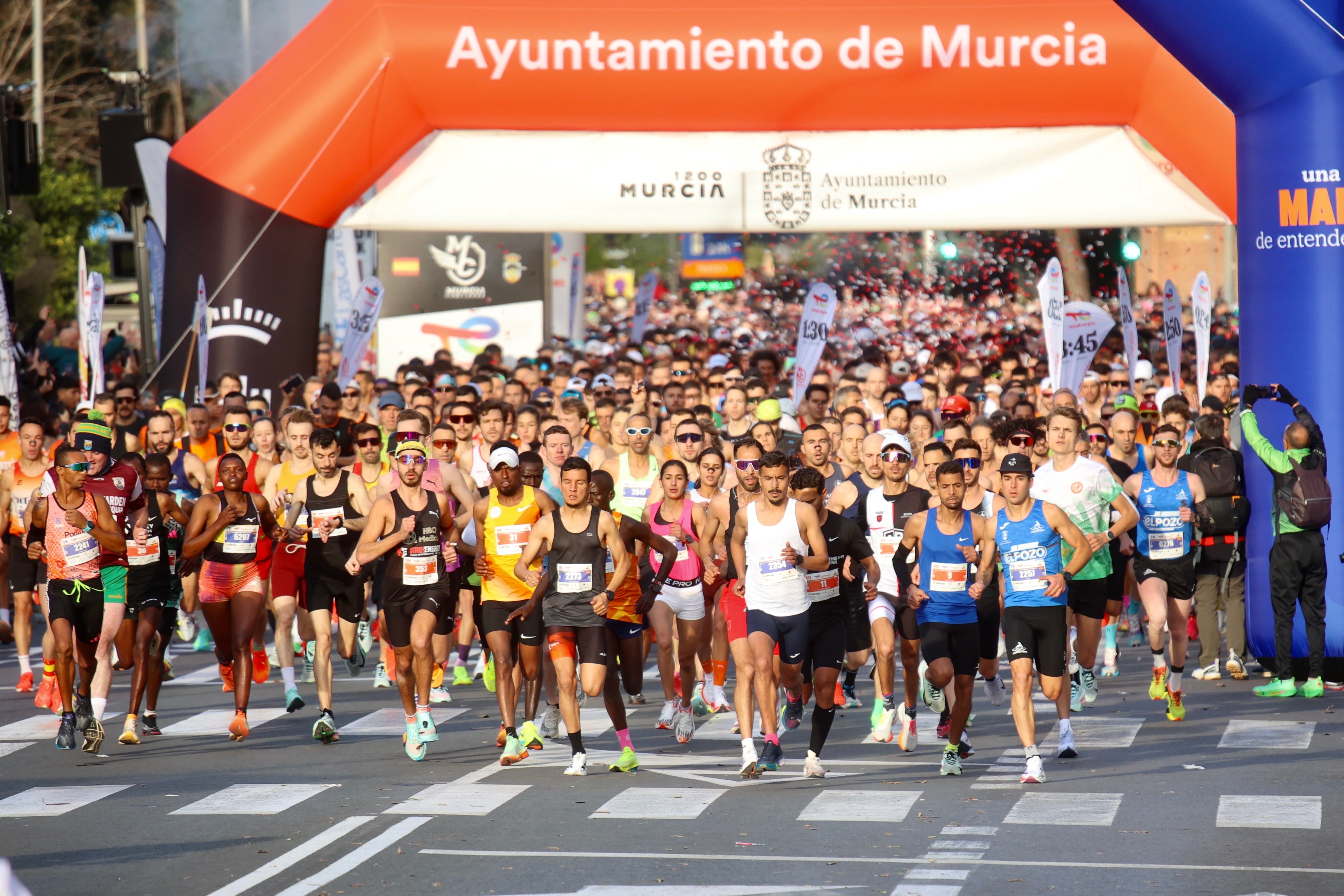 Corredores a la salida, este domingo, del TotalEnergies Maratón Murcia Costa Cálida