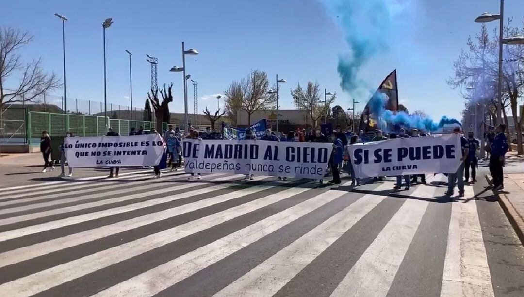 Decenas de aficionados despiden a los de David Ramos, antes de partir hacia Madrid para disputar la Copa de España 