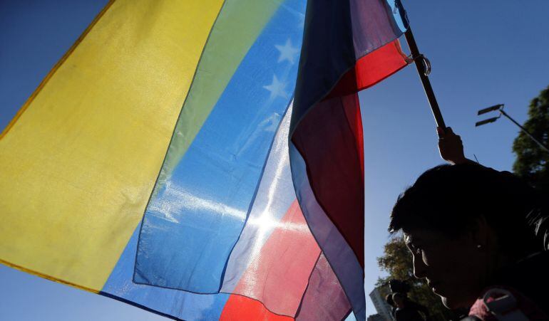 Una mujer porta las banderas de Venezuela y Argentina en una protesta en Buenos Aires, Argentina,por la política exterior de Trump REUTERS Marcos Brindicci