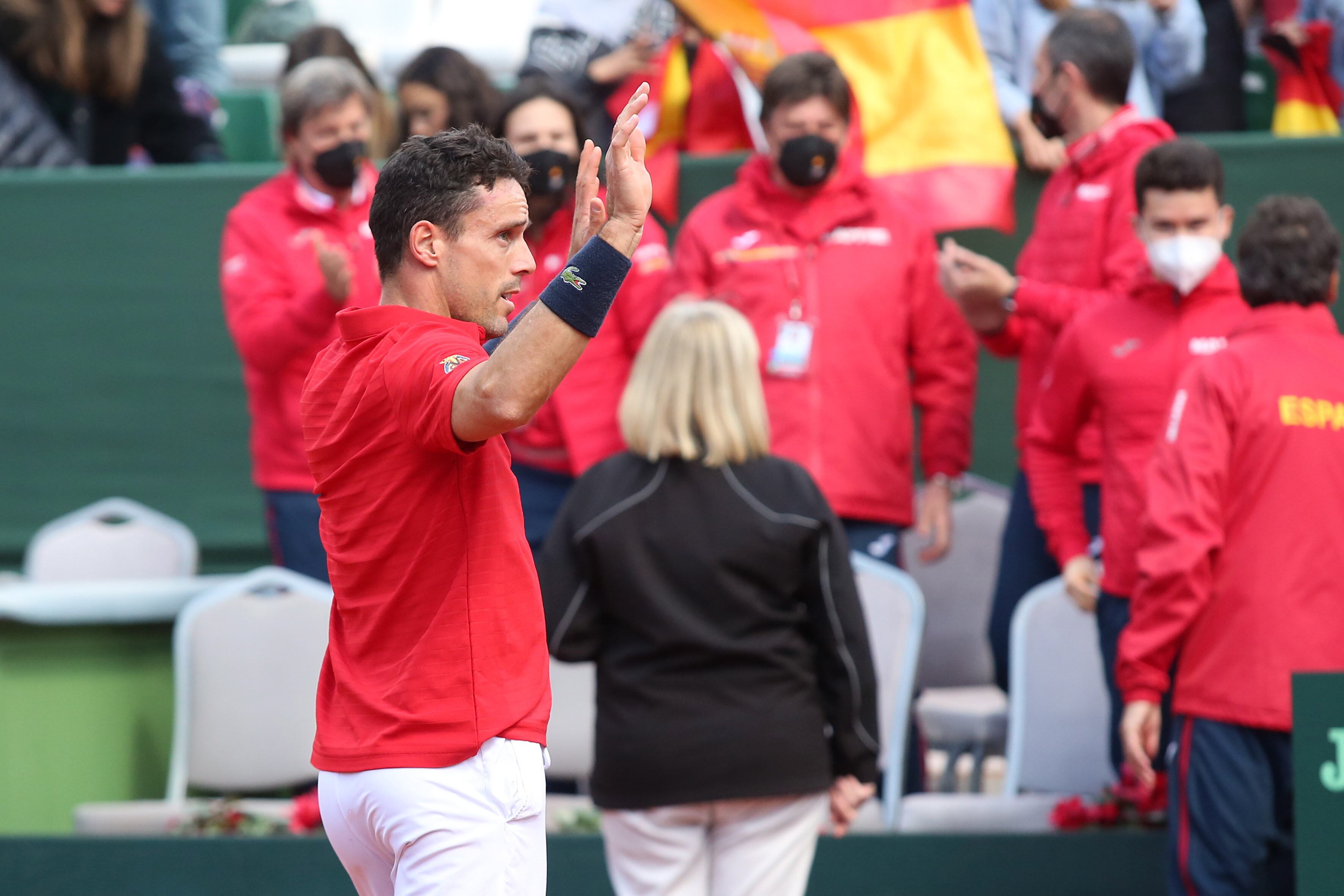 El español Roberto Bautista (i), saluda tras ganar el primer encuentro ante el tenista rumano Gabi Adrian Boitan, al que ha ganado en dos sets (6-3, 6-1) en el debut de España contra Rumanía en la eliminatoria de Copa Davis, hoy viernes en el Club de Tenis Puente Romano de Marbella (Málaga). EFE/Daniel Pérez
