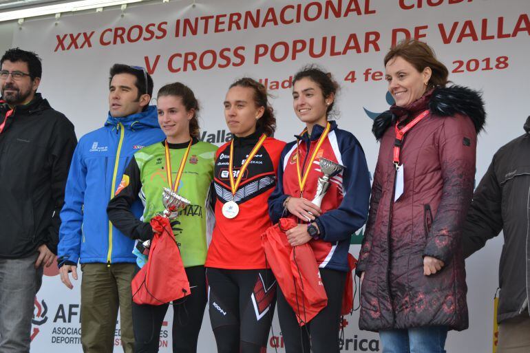 La atleta ribereña Sara Pardilla (i) con la medalla y la copa como subcampeona regional.