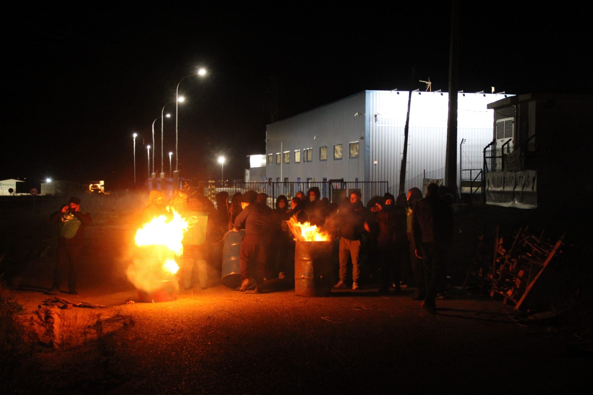Los trabajadores de SIro ante la puerta de la fábrica galletera en Toro