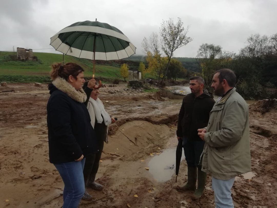 La alcaldesa, Teresa Valdenebro y el concejal de Obras, Francisco Márquez, han visitado uno de los puntos donde se está actuando