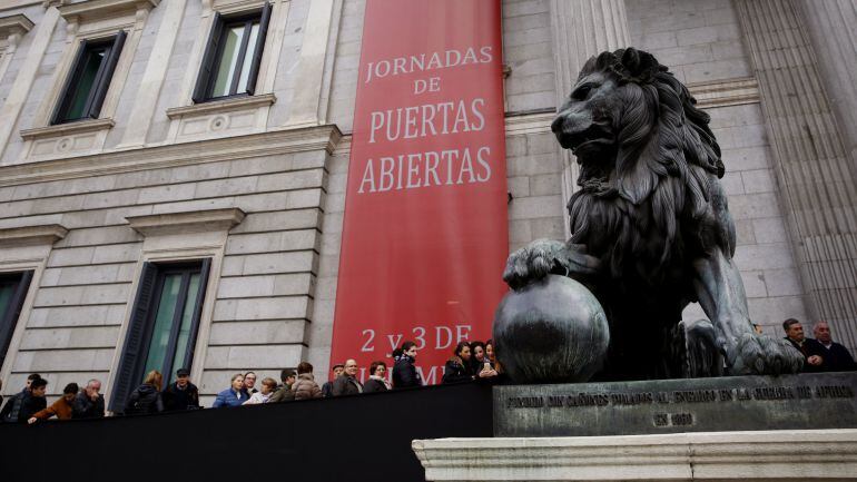 Cientos de personas hacen cola ante la puerta principal del Congreso de los Diputados que celebra su jornada de Puertas Abiertas. 