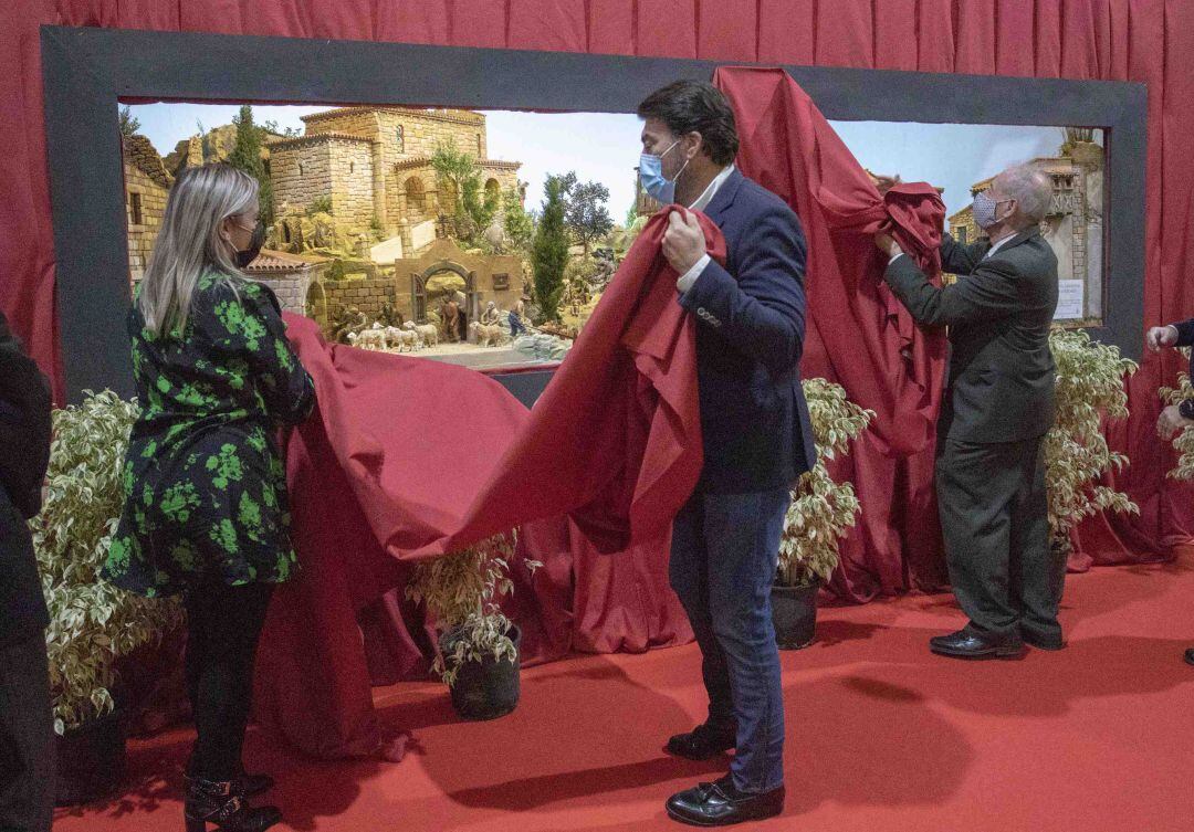 Luis Barcala y Mari Carmen Sánchez inaugurando el belén municipal