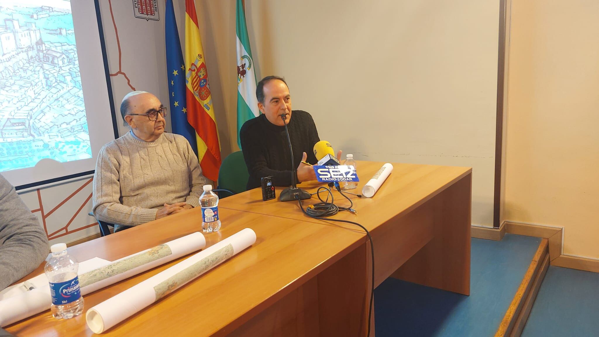 Intervención del autor, Arturo Redondo, en presencia del cronista de la localidad, José Manuel Troyano