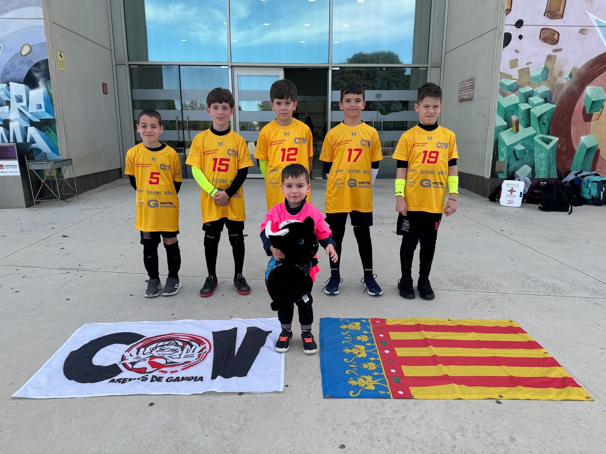 Alevines en el pabellón de la universidad de Elche