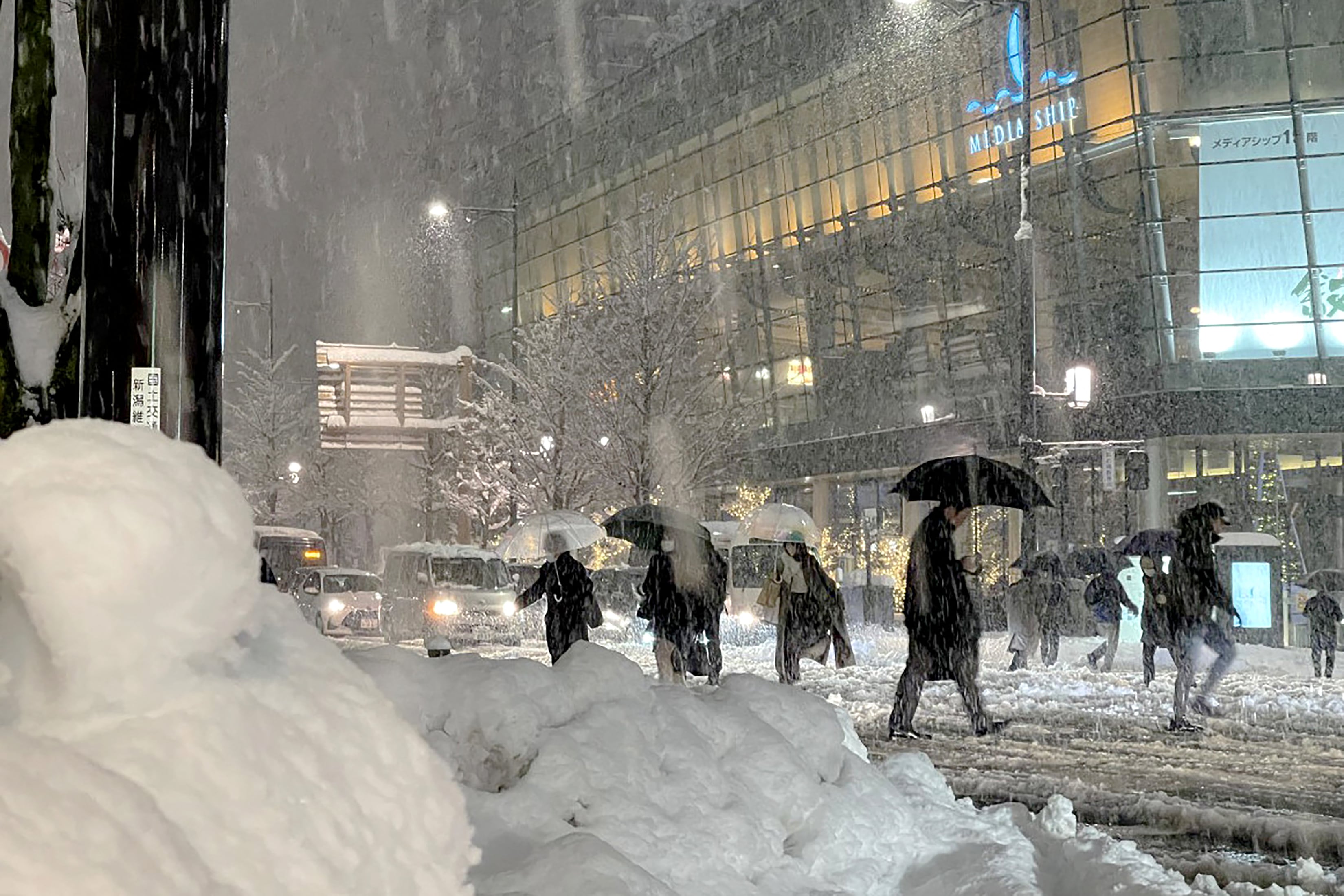 La nieve cae en Niigata (Japón) (Photo by JIJI Press / AFP) / Japan OUT (Photo by STR/JIJI Press/AFP via Getty Images)