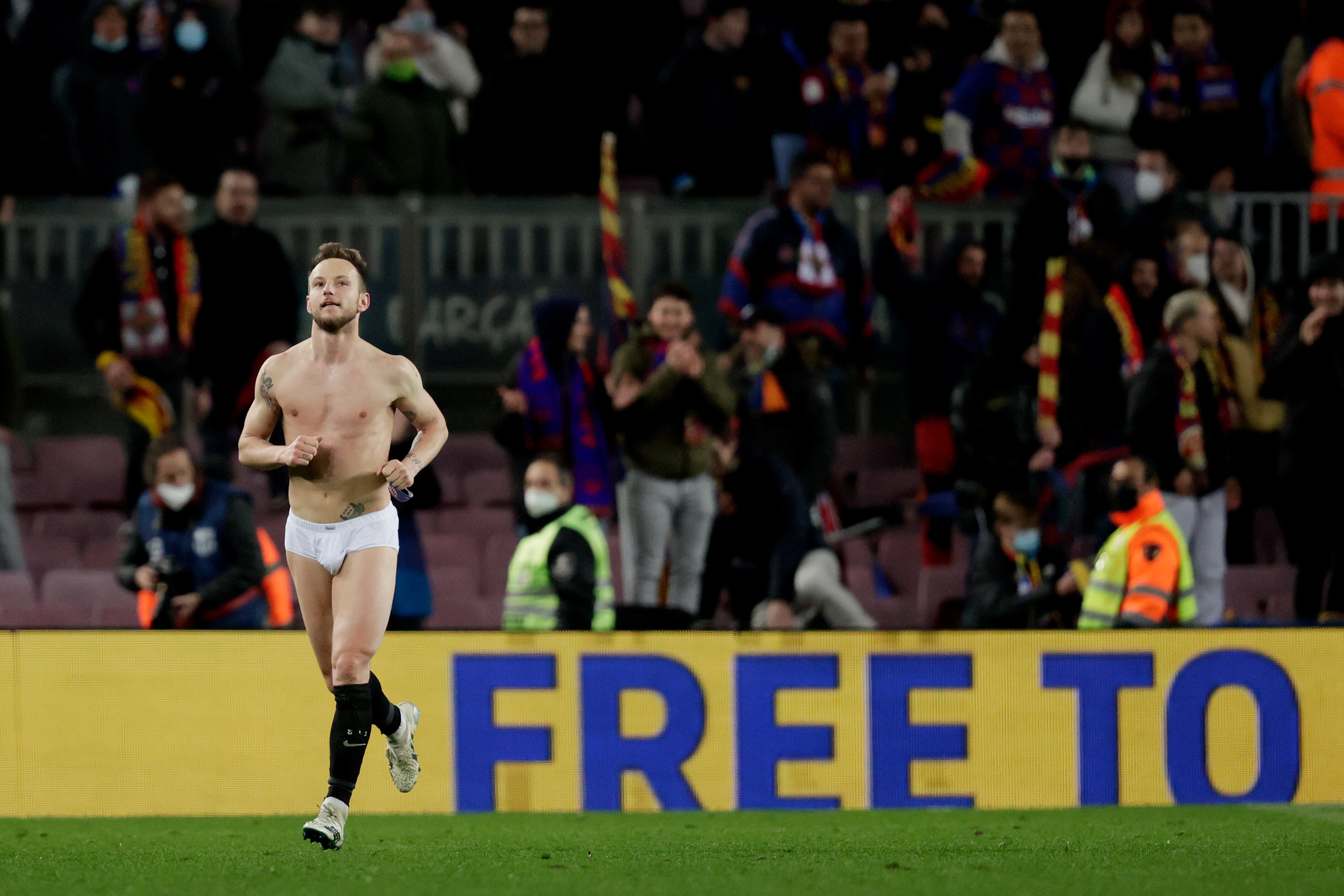 Ivan Rakitic abandona el terreno de juego en calzoncillos