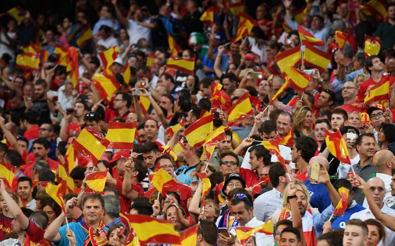 Aficionados de la Selección durante el encuentro ante Italia en el Bernabéu 