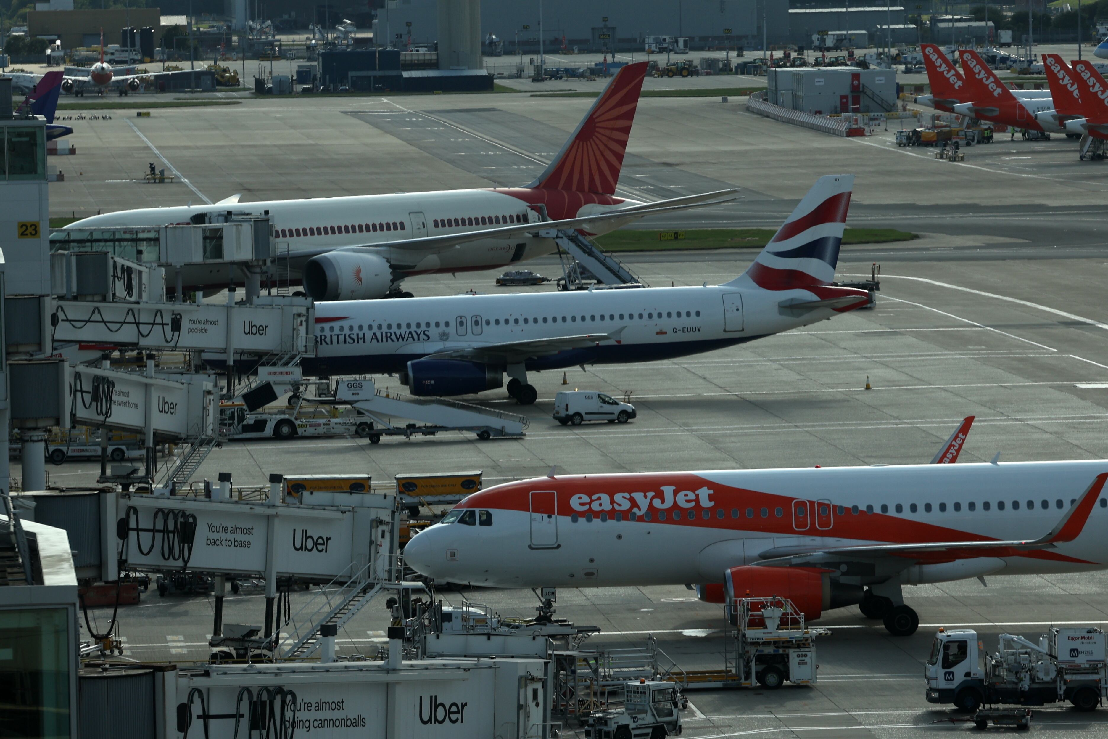 Aviones en la pista del aeropuerto de Gatwick en Crawley, Gran Bretaña, el 30 de julio de 2025. Un fallo en el control del tráfico aéreo provocó importantes interrupciones en los vuelos en el Reino Unido.