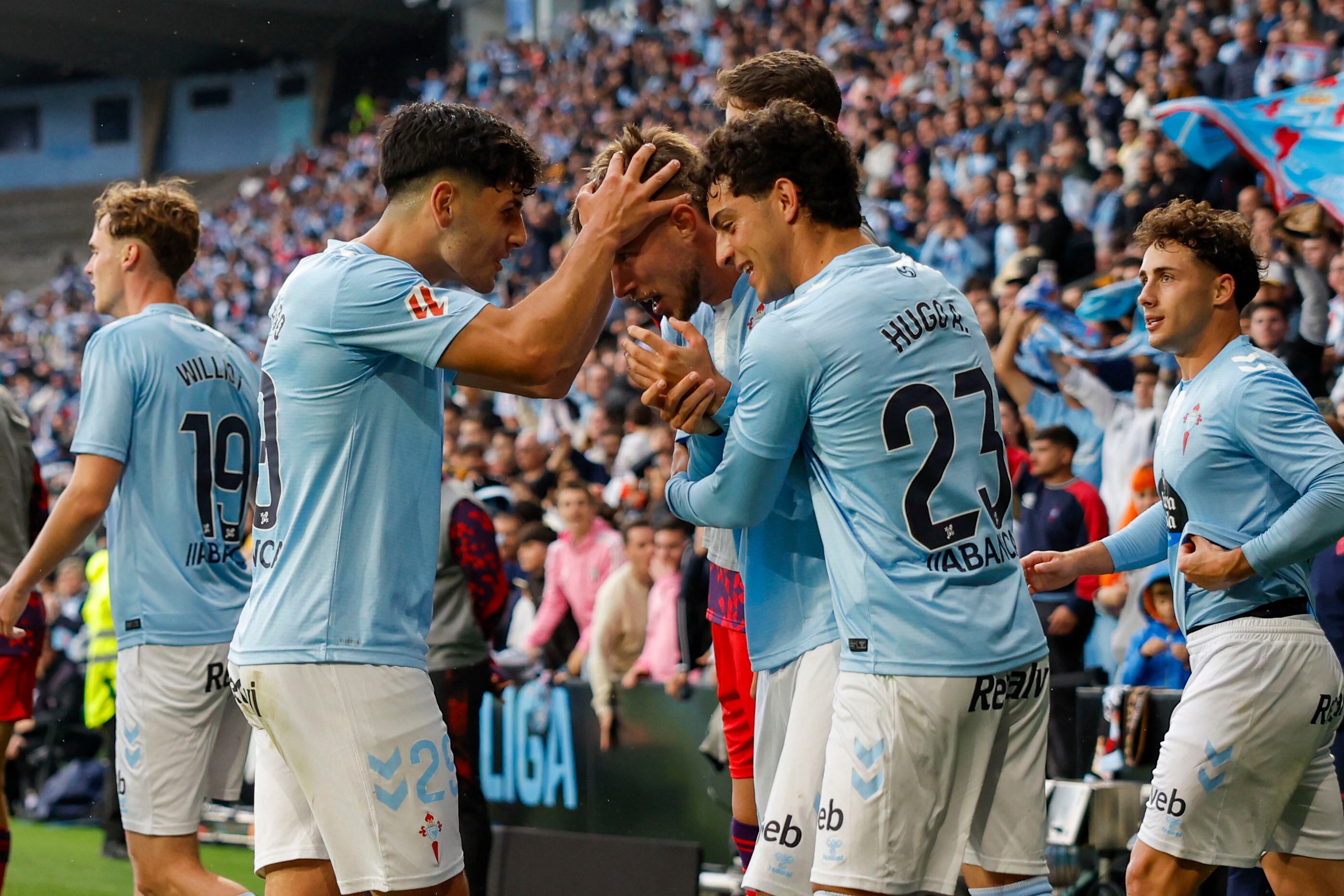 VIGO (PONTEVEDRA), 10/05/2025.-El defensa del Celta de Vigo Óscar Mingueza (c), celebra su gol contra el Sevilla durante el partido de la jornada 35 de LaLiga EA Sports entre el Celta de Vigo y el Sevilla, disputado este sábado en el Estadio Abanca-Balaídos en Vigo.-EFE/ Lavandeira Jr