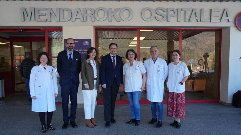 Alberto Martínez posa junto con responsables del Hospital de Mendaro / Foto: Irekia