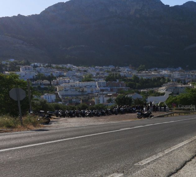 El ciervo y el paisaje de Cazorla se ha convertido en lugar de culto para las mejores fotografias como esta de un club de moteros