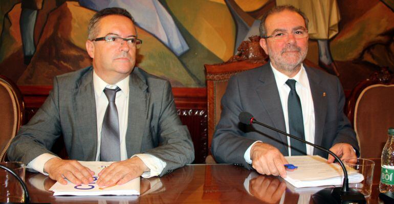 El president de la Diputació de Lleida, Joan Reñé, amb el president de la Intercomarcal d'UDC a les Terres de Lleida i vicepresident de la Diputació de Lleida, Miquel Padilla, durant el ple de la institució.