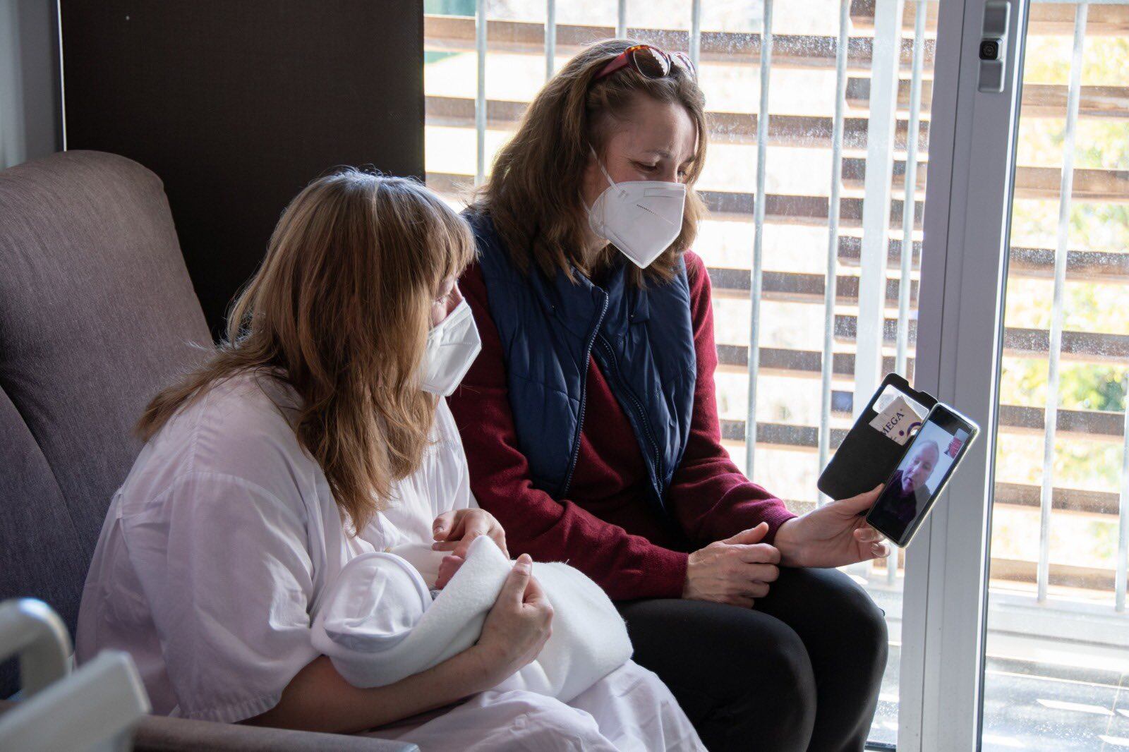 Mariia habla con su marido por videollamada desde el hospital de Dénia