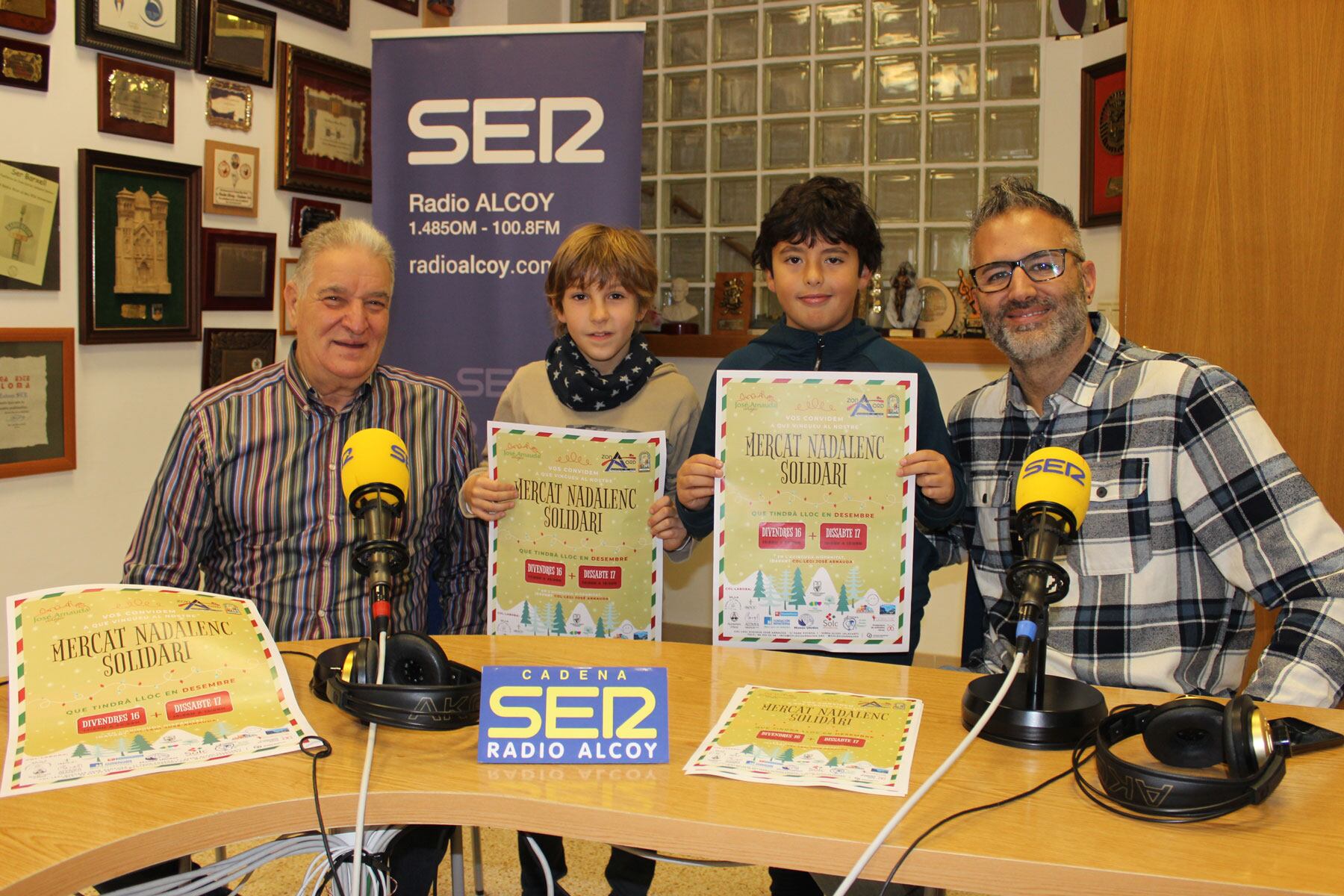 Manolo Flores, presidente de la Asociación de Vecinos de la Zona Nord, Toni Dávila, profesor del colegio José Arnauda, y dos de sus alumnos, Nico y Gorka