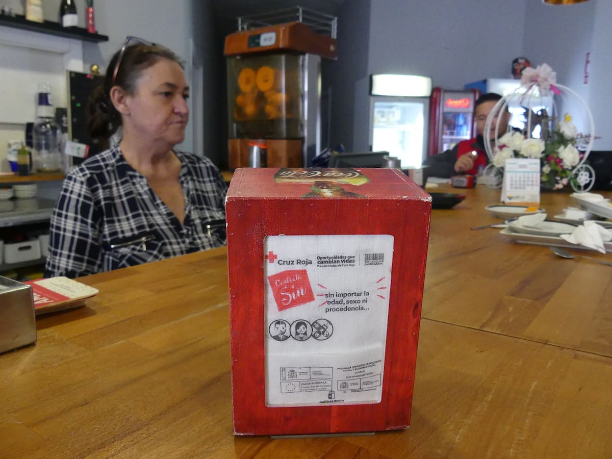 María Dolores Navarro, técnica de Formación y Empleo en Cruz Roja, sobre la campaña de "Contrata Sin"