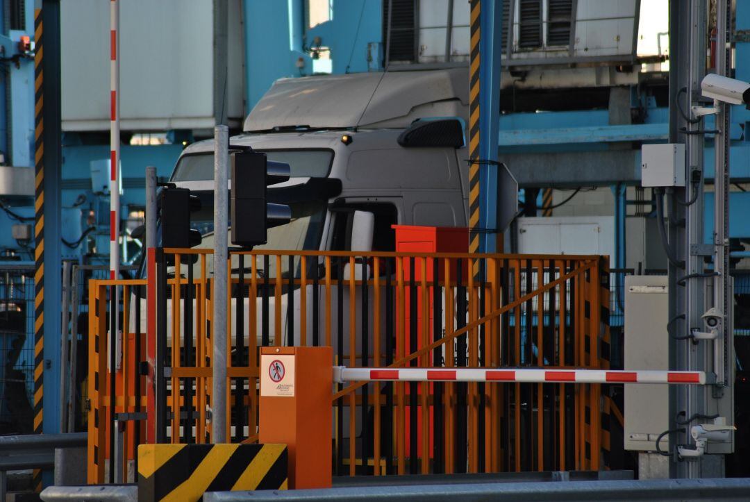 Un camión pasa el control de la terminal de APMT en el puerto de Algeciras