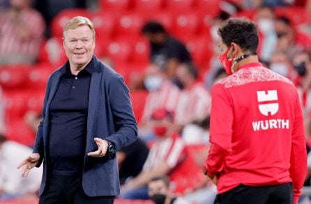 Koeman quejándose al cuarto árbitro en el Athletic - Barça