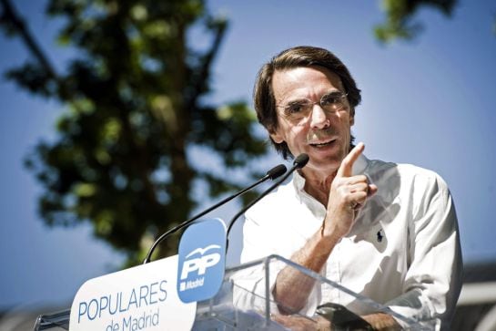 GRA103. MADRID, 17/05/2015.- El presidente de honor del PP, José María Aznar, en un mitin en Madrid Río, arropa a sus dos candidatas, Cristina Cifuentes para la Comunidad y Esperanza Aguirre para el Ayuntamiento. EFE/Luca Piergiovanni