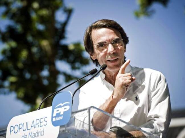 GRA103. MADRID, 17/05/2015.- El presidente de honor del PP, José María Aznar, en un mitin en Madrid Río, arropa a sus dos candidatas, Cristina Cifuentes para la Comunidad y Esperanza Aguirre para el Ayuntamiento. EFE/Luca Piergiovanni