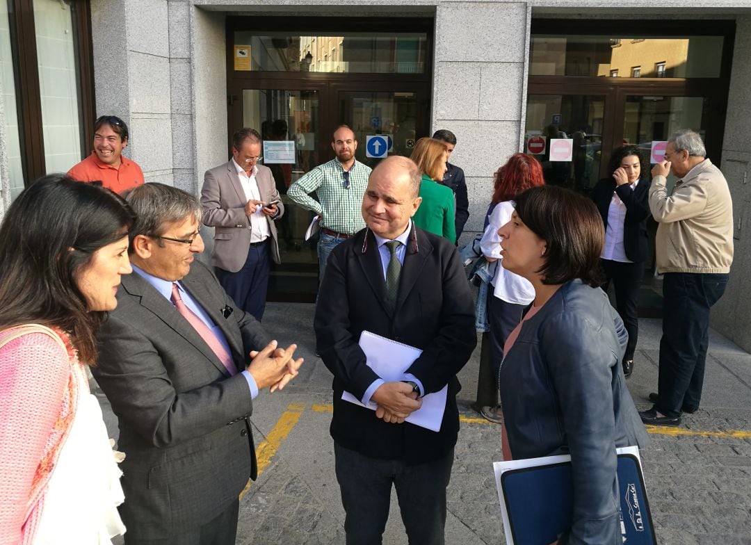 El viceconsejero José Luis Sanz Merino (2I) junto al director general de transporte Ingnacio Santos a las puertas de la delegación territorial