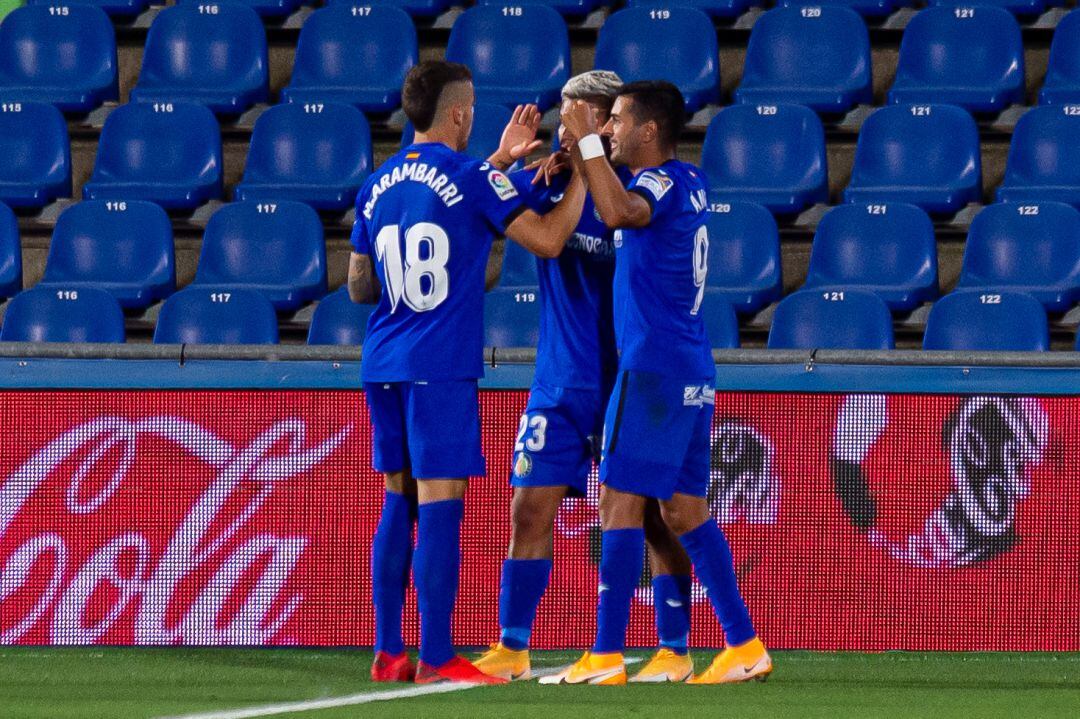 Arambarri, 'Cucho' y Ángel celebran un tanto azulón.