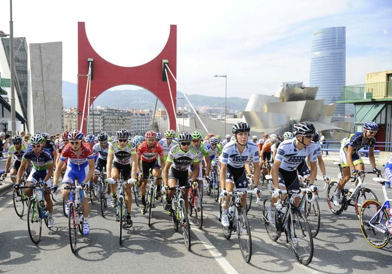 El pelotón de la Vuelta Ciclista a España recorre Bilbao