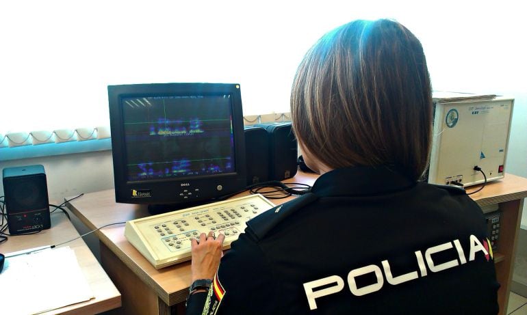 Una agente procesa el sonido de una grabación 