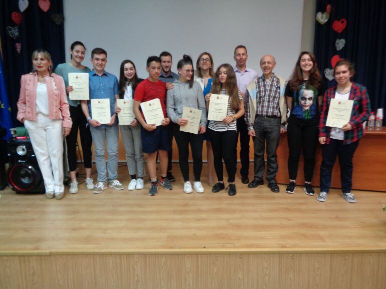 Los premiados posan con los profesores y las responsables políticas