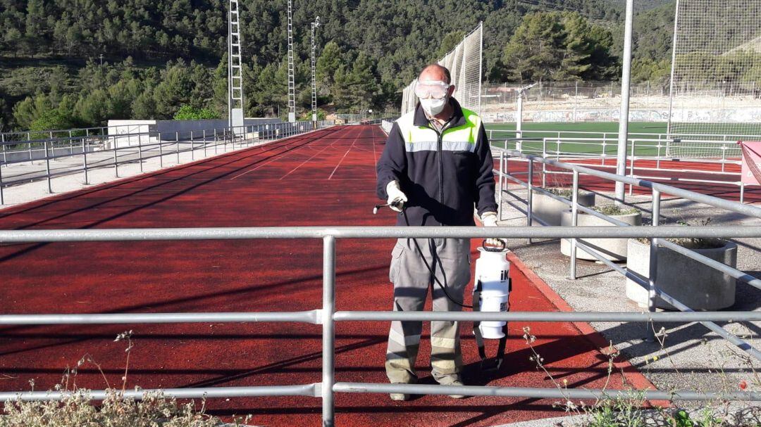 Operarios desinfectando el polideportivo Francisco Laporta