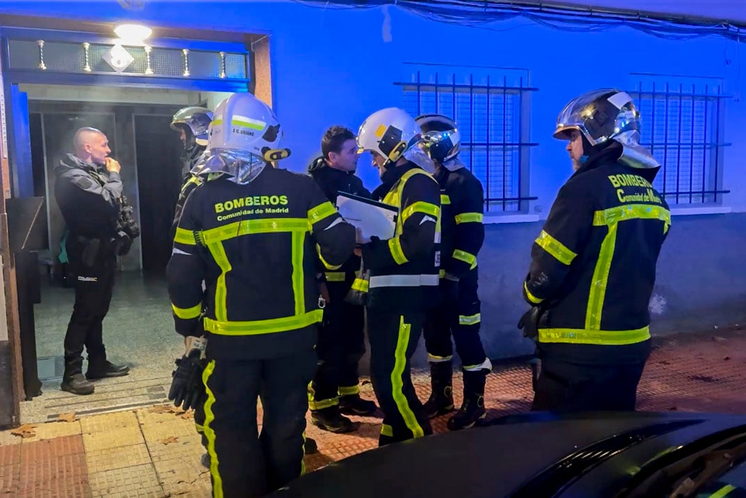 Una anciana de 91 años ha resultado intoxicada muy grave por inhalación de humo este martes por la noche en un incendio ocurrido en una vivienda de Parla, en el número 8 de la calle Cristóbal Colón.