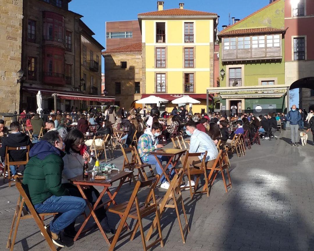 Mesas llenas en las terrazas de Gijón. 