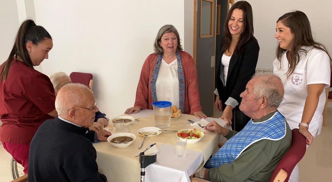 Primeros residentes de la residencia de ancianos de Mensajeros por la Paz.