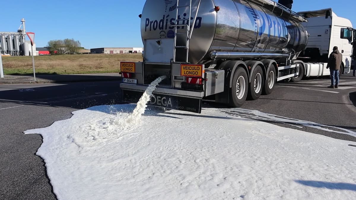Leche a la carretera en Teixeiro: ganaderos denuncian competencia de Portugal y Francia