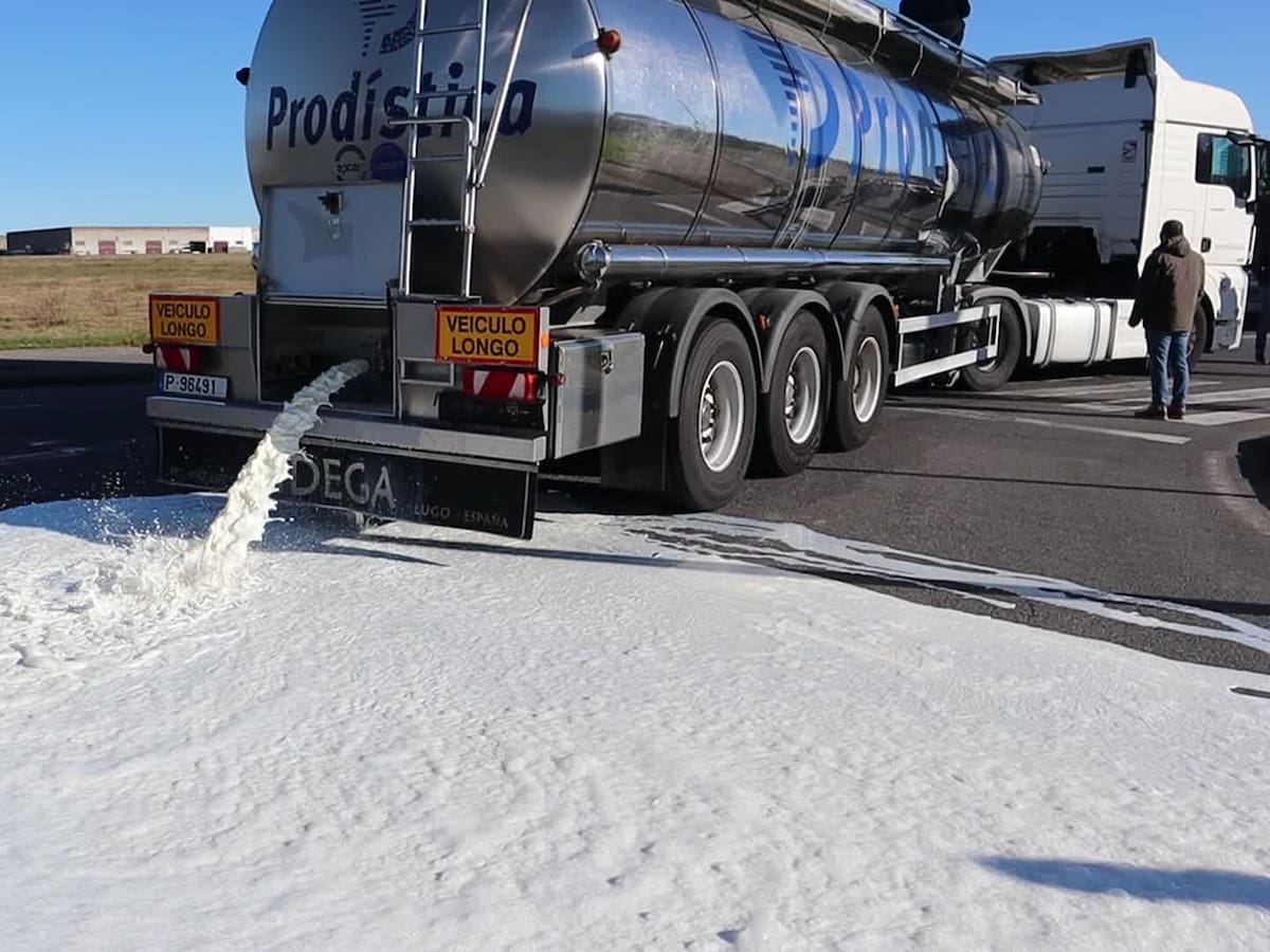 Leche a la carretera en Teixeiro: ganaderos denuncian competencia de Portugal y Francia