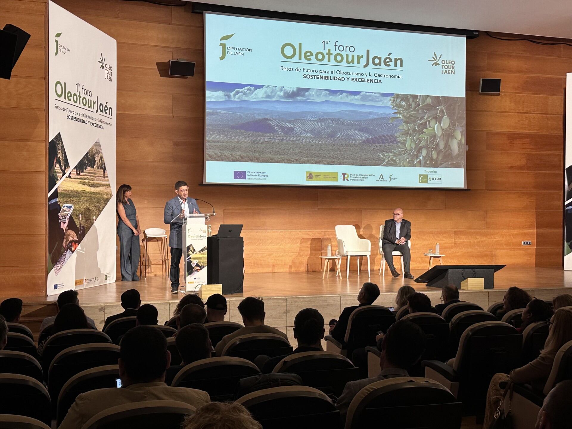 Apertura del I Foro Oleotour Jaén que se celebra en Ifeja.