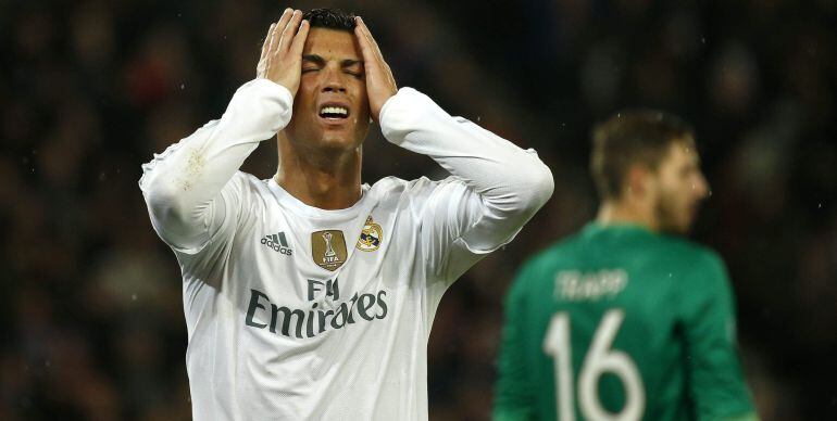 Cristiano Ronaldo lamentándose tras fallar una ocasión ante el PSG