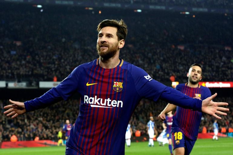 Leo Messi celebran su gol frente al RCD Espanyol.