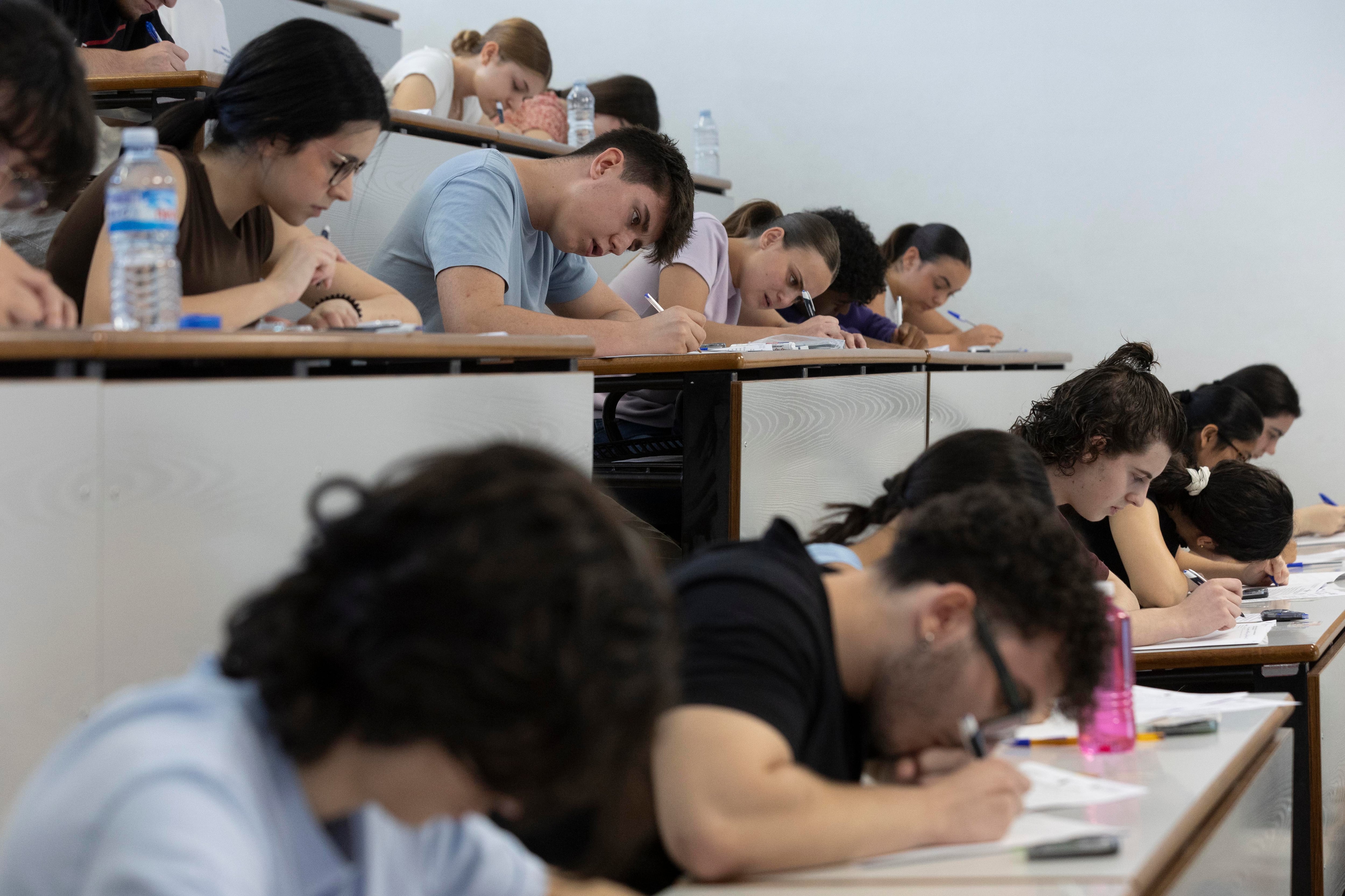 MURCIA, 03/06/2025.- Alumnos de bachillerato, durante el examen de la PAU, este martes en el Aulario General del Campus de Espinardo de la Universidad de Murcia. La nueva prueba de acceso a la universidad (PAU), mucho más práctica y que solo tendrá un modelo de examen por asignatura, arranca este martes en 15 comunidades autónomas para cerca de 270.000 estudiantes que afrontarán entre tres y cuatro días de pruebas. EFE/Marcial Guillén
