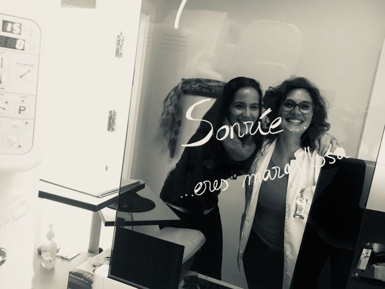 Begoña Patiño, médico cirujano especialista en patología mamaria en el Hospital de Dénia, y Raquel Ordúñez, técnico especialista en radio diagnóstico en el Centro de Salud Pública de Dénia.