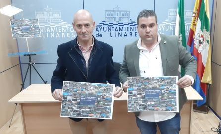 Pedro Cintero y Genaro López posan con el cartel anunciador de la quedada