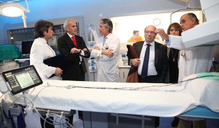 El consejero de Sanidad, el gerente del Hospital de Fuenlabrada y el alcalde de esta ciudad durante la visita al centro.